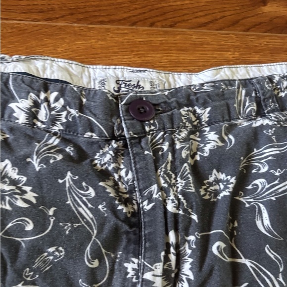Fresh Gray and White Flat Front floral summer Shorts in size 38 - Picture 3 of 7